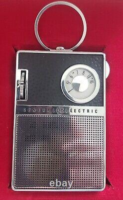 1961 GE General Electric P-8501 POCKET PORTABLE RADIO IN EXCELENT CONDITION