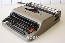 Excellent Condition OLIVETTI Lettera 22 Portable Typewriter + Original Case