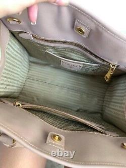 Prada bag 1000% original in excelent condition looks new