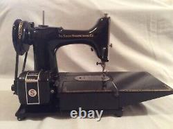 Vintage Singer Featherweight 222K Free arm sewing machine. Excellent condition