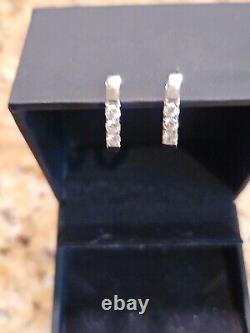 Boucles d'oreilles en diamant 10 K en excellent état, initialement à 669 $, poids de 3/8 carat.