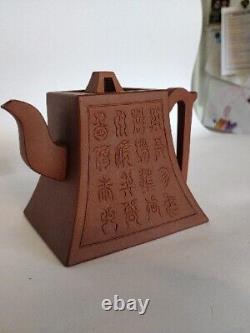 Calligraphie archaïque chinoise - Théière en zisha de Yixing en excellent état. Pas d'éclats