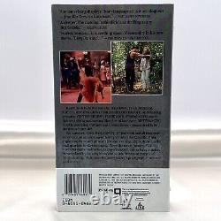 Dirty Dancing Original First Release VHS Tape Factory Sealed Excellent Condition translated into French is:

Dirty Dancing Bande VHS Originale de la Première Sortie, Usine Scellée en Excellent État
