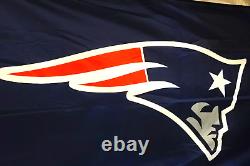 Drapeau des Patriots de la Nouvelle-Angleterre signé par Tom Brady 4 x 6, en excellent état
