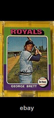 George Brett RC/ 1975 Topps 228. Erreurs multiples à revoir. VF/7.5<br/>	 <br/>(Note: RC stands for rookie card, VF stands for Very Fine)
