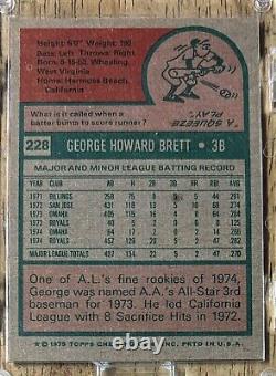 George Brett RC/ 1975 Topps 228. Erreurs multiples à revoir. VF/7.5<br/>

<br/>
  
(Note: RC stands for rookie card, VF stands for Very Fine)