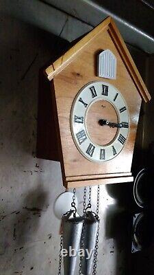 Horloge coucou soviétique vintage. Excellent état. Elles fonctionnent. Originales.
