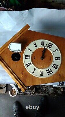 Horloge coucou soviétique vintage. Excellent état. Elles fonctionnent. Originales.
