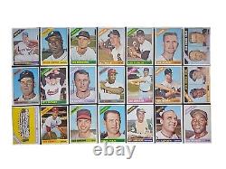 Lot de 21 cartes de baseball O-pee-chee de 1966 (dont des membres du temple de la renommée et des étoiles) en bon état.