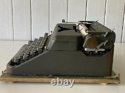 Machine à écrire Hermes 2000 avec étui d'origine en excellent état de fonctionnement