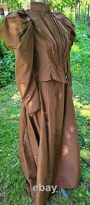Robe victorienne ancienne originale cousue à la main en excellent état, qualité muséale.