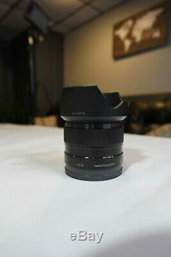 Sony Sel 35mm F / 1.8 Oss Objectif Boîte D'origine Et Hood. Condition Excellente