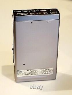 Sony WM-7 Walkman, avec étui de transport d'origine, excellent état sans rayures.