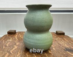 Un Magnifique Vase Vert À La Menthe De Concombre Grueby Pottery Excellente Condition