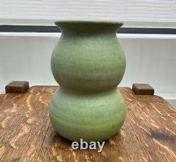 Un Magnifique Vase Vert À La Menthe De Concombre Grueby Pottery Excellente Condition