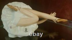 Vintage Wallendorf Porcelaine Ballerina Sitting & Stretching- Excellent État